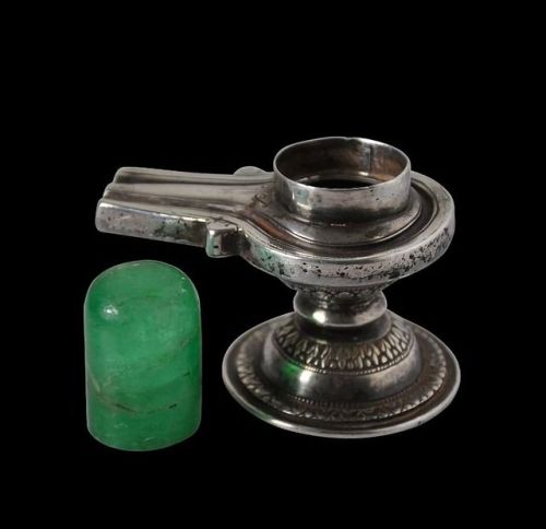 hinducosmos: Emerald Shiva Lingam 19th century India. Silver Shiva lingam set height of emerald: 3.4cm, weight of emerald: 188.88carats Overall height: 7.5cm, length: 7.3cm, width: 4.8cm, combined weight: 125g (via Michael Backman Ltd)