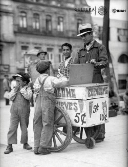 mexicoantiguo:Vendedor de helados en la Ciudad de México en los años 50s. #mexico #retro #50s