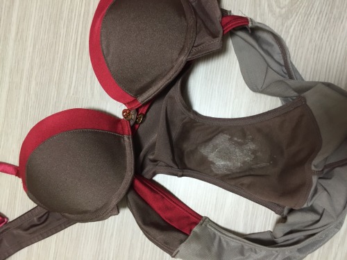 hasman800: 늦게 들어오니 역시나 화장실 앞에 벗어놓은 속옷 많이도 묻었네요 분명 어제밤에 입은 속옷인데