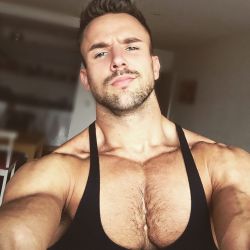 Sexy muscle guys