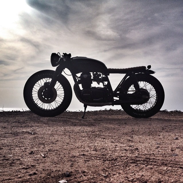 racecafe:  seaweedandgravel:  @imfreakinugly ‘s cb550 (at Swami’s Beach)  MADE•BIKE