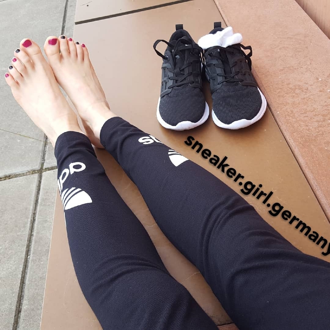 emmas-cute-feet: 👇👣 … you know what to do. 