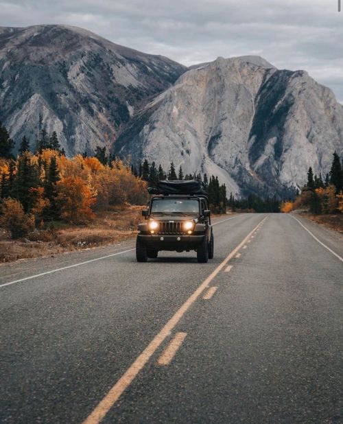 Only way to make autumn better is to view it from a Yukon overlander. : @victoraerden via @overlandy