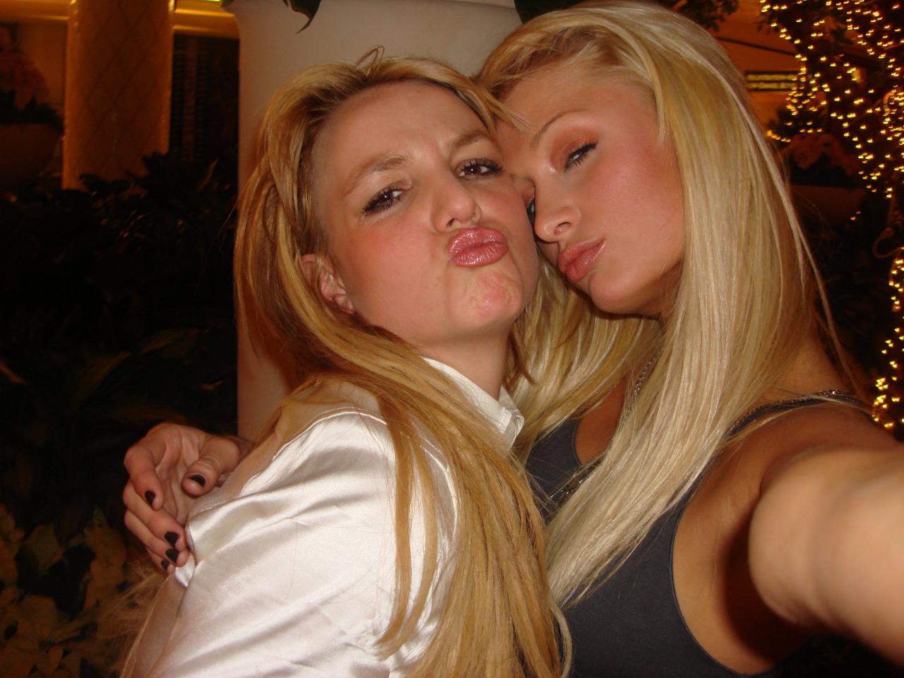 littlehookerofgaga:     Britney Spears partying with Paris Hilton at Tao in Las Vegas