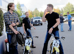 femharringrove: j2 on set → season 9