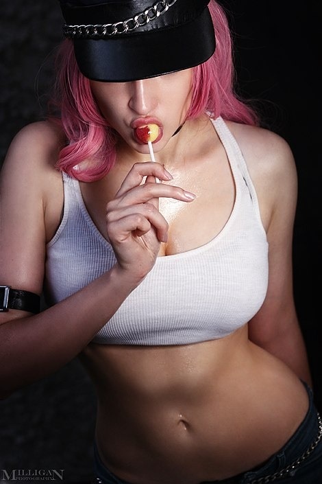 thegameisalife:  Una sedienta y golosa Poison. A thirsty and greedy Poison. 