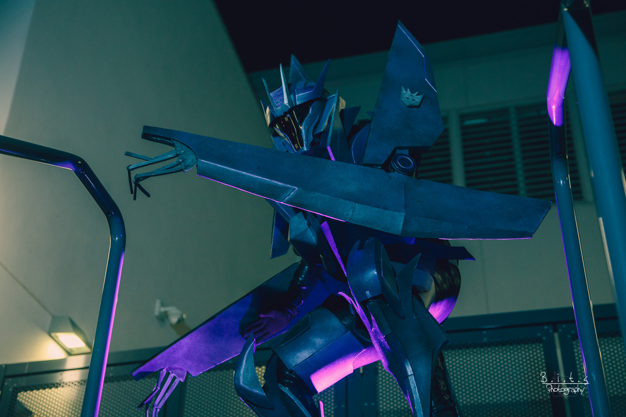 uniformshark-approves:  xemnasss:  Soundwave- Cosplay from Transformers PrimeI finally