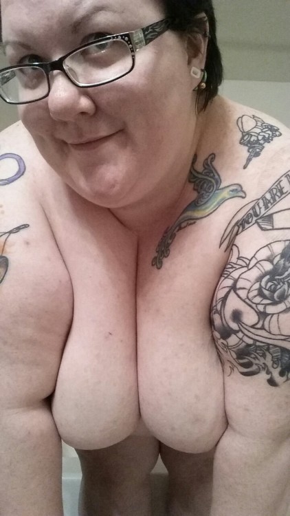 biggirlsrockmyworldx:  knittedbewbs:  Bellie, bewbs, and ass.  Absolute Perfection….