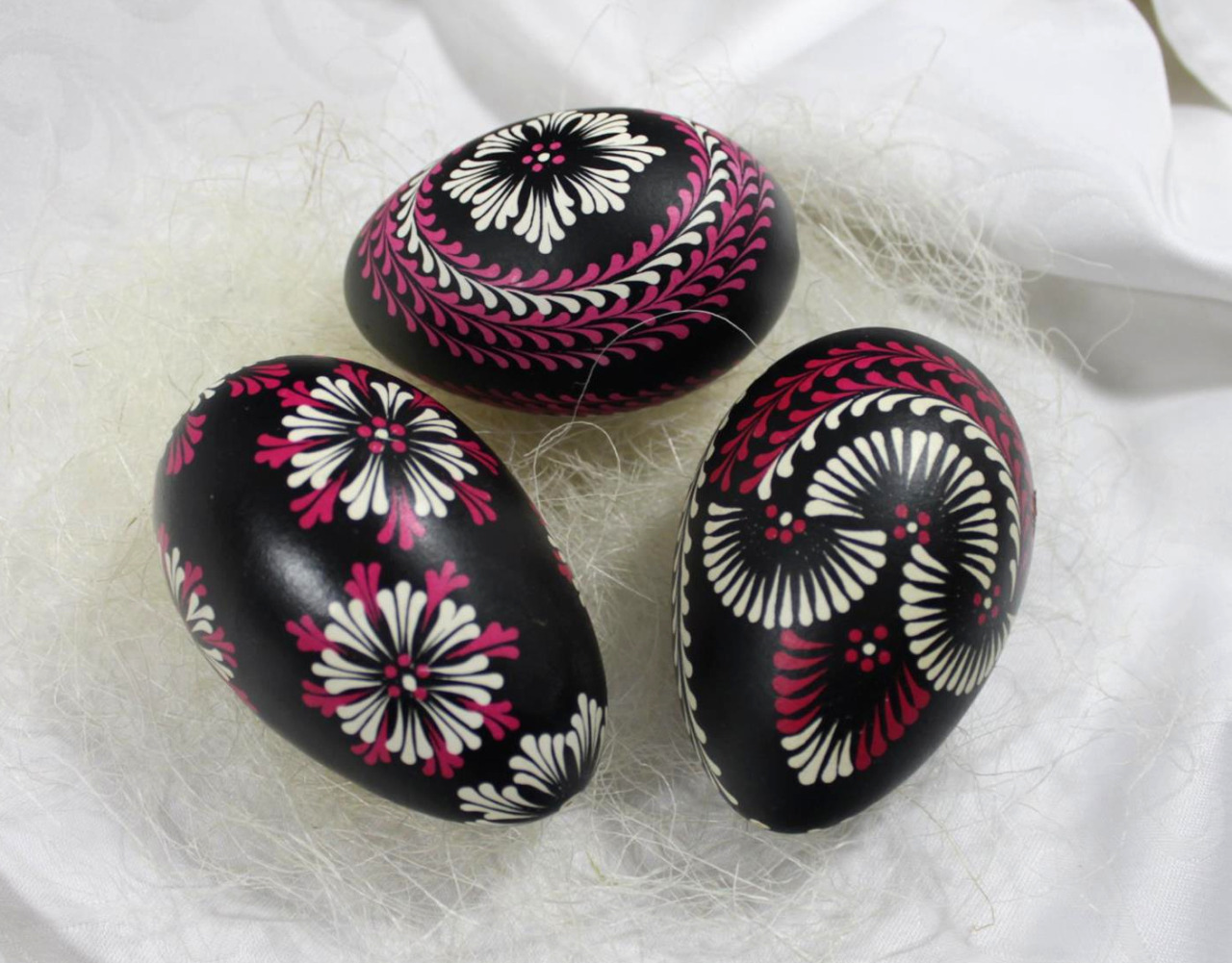 Pisanki (Polish Easter eggs) made in batik technique (with the use of melted wax applied on eggs before dyeing).
© pisanki-art.pl