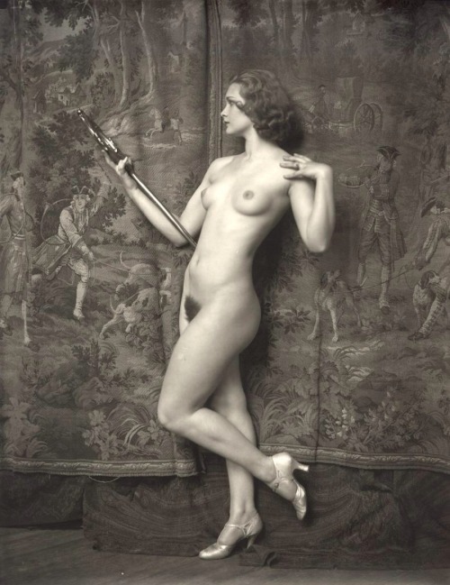 igetoffmylawn:  girl-o-matic:  Drucilla Strain photographed by Alfred Cheney Johnston.  The iconic large ornate hand mirror 