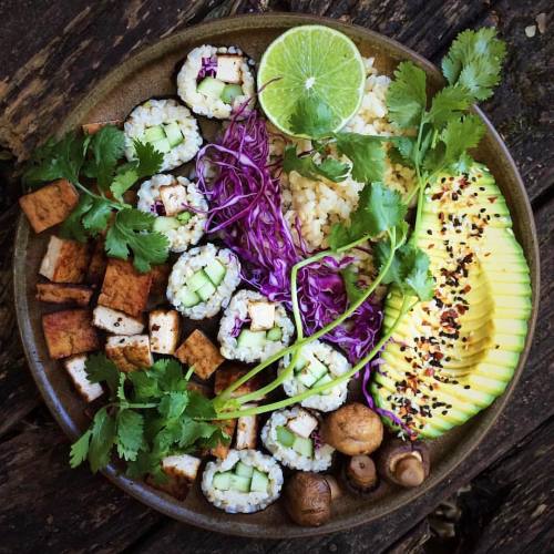 letscookvegan:  Brown rice deconstructed sushi plate by @earthfawn 💚  Recipe: Ingredients: - 1.5 cup brown rice, rinsed - 2 sheets seaweed - Sliced cucumber, de-seeded (sushi filling) - Sliced avocado (sushi filling) - 5 button mushrooms - Soy &