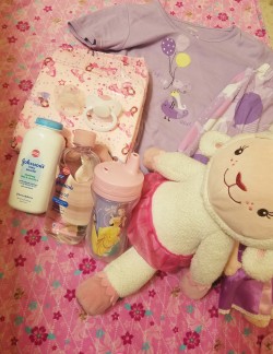 daddyiwantthis:  sunnywittledays:  Little essentials after a long day •Cozy Jammies •Sippy full of your favorite juice •Stuffies •A cute diaper(if it floats your boat) •Paci!👶 •Your favorite little show or movie  Need