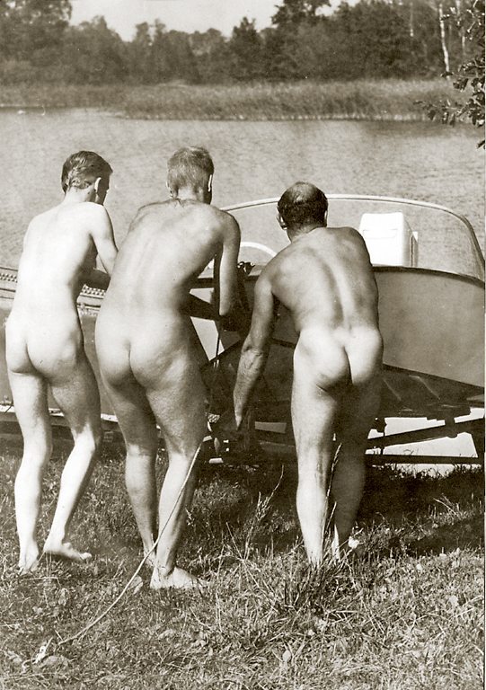 climbing-down-bokor:  Bare butts make boating better!   