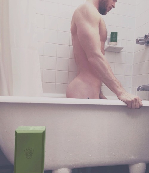 asleepylioness:  the-dirty-doll:  YES  Rub-a-dub-dub hot man in a tub. 