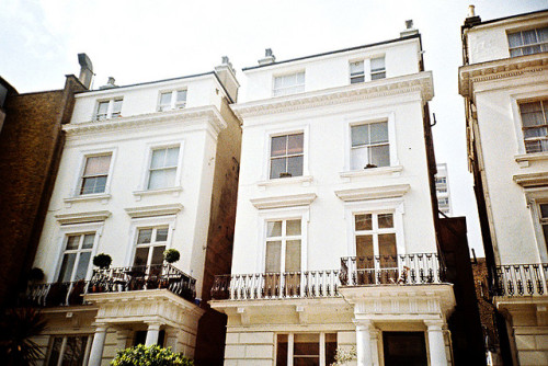 bougeotte:white houses by .redredred on Flickr.