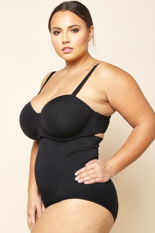 Russian plus size and curvy model, based in Usa signed with Naturalmodelsla    Anna Krylov