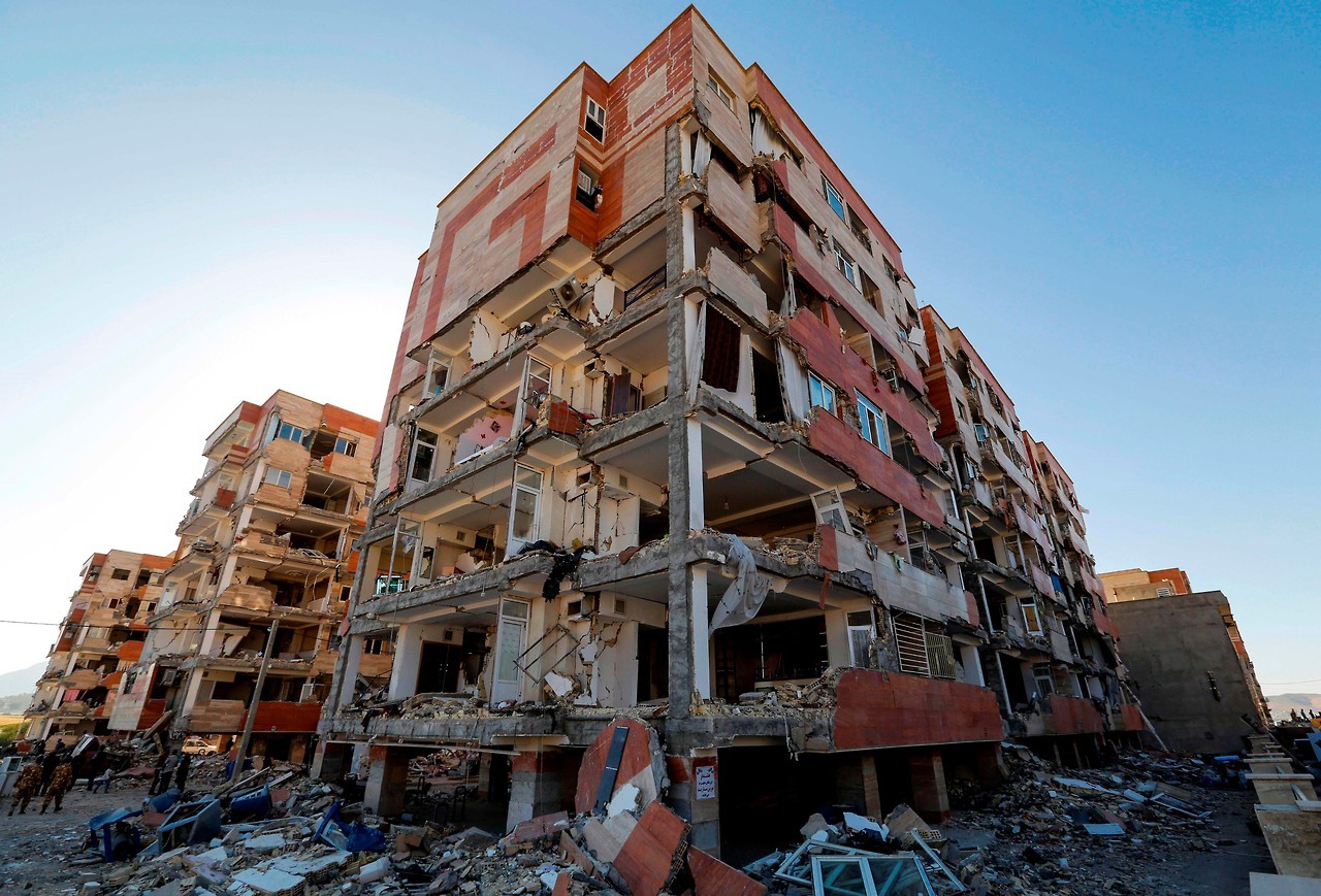 DUELO. Edificios convertidos en escombros, vehículos aplastados, campamentos improvisados para los damnificados y comercios y escuelas cerrados eran el desolador paisaje. Miles de personas pasaron la noche en las calles ante el temor a las réplicas,...