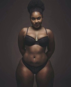 jehovahhthickness:  Her waist is life   yum~