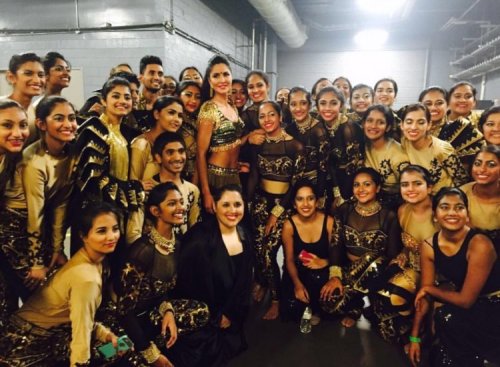  Katrina Kaif with all the dancers backstage #DreamTeam 