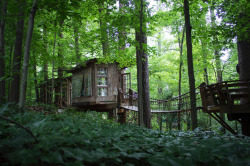 mothernaturenetwork:  Urban treehouse triplex in Atlanta offers shady sanctuaryEnvironmentalist Peter Bahouth shares the inspiration behind this leafy and lovely Airbnb listing.