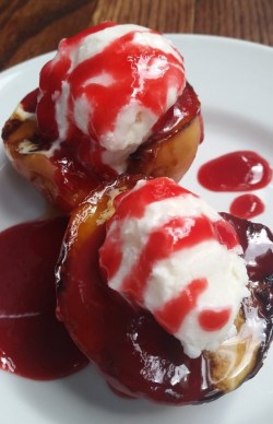 yummyinmytumbly:  Grilled Peach Melba