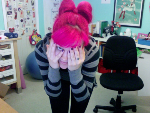 hotpinkhair: Pink hair bow bun thing www.squidoo.com/pink-hair Reblog Please Thx :)