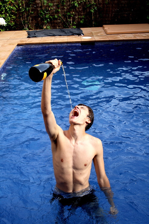 aubsticle:  nakedguyspics:  champagne for the pain  champleasure 