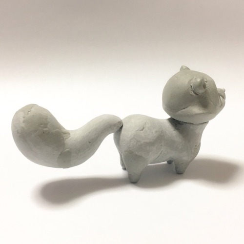 ブンブク その①アーカイブシリーズ（2017.07）豆妖狐から引き続きミニオン、ブンブクの製作です。タヌキらしい丸みのあるフォルムをバランスを見ながら少しずつ修正していきます。前の投稿　&lt