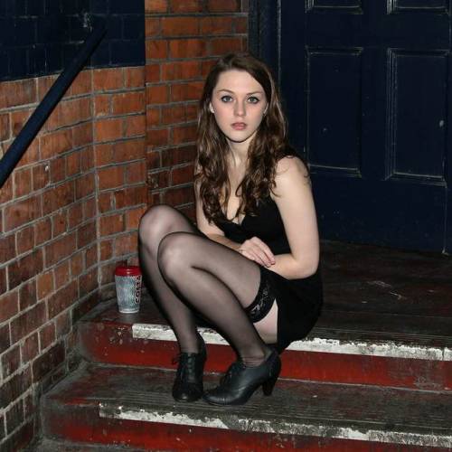 tights-and-dress:On the steps tiny.cc/fbazoy deewiper-pantyhose.tumblr.com