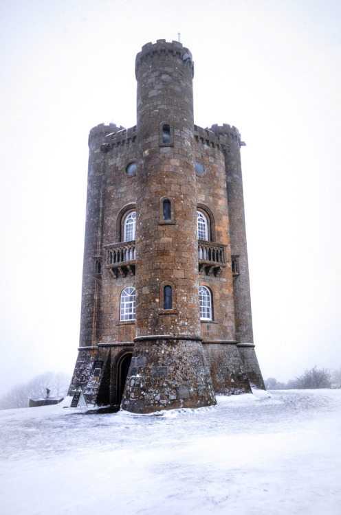vagabondzine:Broadway Tower is an 18th century folly built upon the highest point in the Cotswolds. 