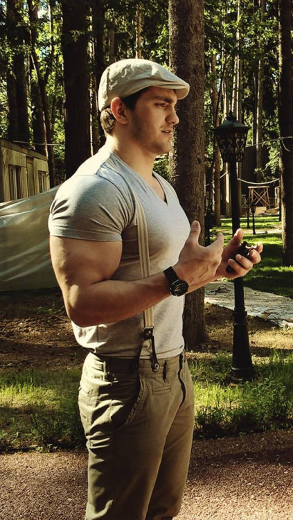 I think guys are at their most sexiest when they’re fully clothed. And this guys is a prime example. Just look at those pecs, and the nipples protruding through the shirt.. Those suspenders framing the pecs, and pulling those pants up.. can just
