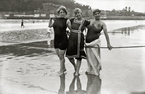 vintageeveryday:36 interesting vintage photos of women in bathing costumes in the 1910s.