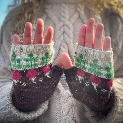  Rad Radish Mitts PDF knitting pattern // StoneKnits