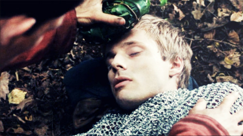 thegreymoon:charlyjayne:Physician!Merlin.I have an au for this in my head where Merlin never becomes