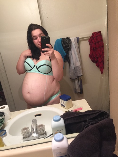 mommytoethanrex:  37 weeks photos! I’ll be 38 weeks in just TWO DAYS! Getting my membranes str