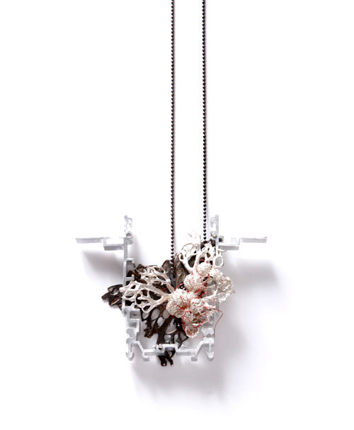 Mari Ishikawa
Neckpiece: Landscape 2012
Silver 925, Aluminum, Japanese lacquer (Urushi)
52 x 12 x 2,5 cm