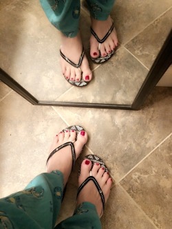 snoopythatsme:  acurvypixie:  New red pedi! ❤️❤️  Yes 