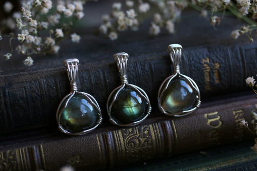 These small and gorgeous labradorite pendants are now available at my Etsy Shop - Sedna 90377