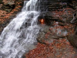 abocadoinferno:   sixpenceee(traducido):  Las cataratas de la llama eterna Las cataratas de la llama eterna son unas pequeñas cataratas en la reserva Shale Creek, una sección del parque Chestnut Ridge al oeste de Nueva York. Hay una pequeña gruta en