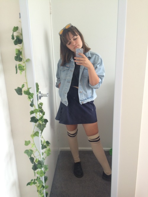 pockhy:  another ootd bc dang   jacket - vintage guess skirt - american apparel  socks - from japan!  🔥🔥