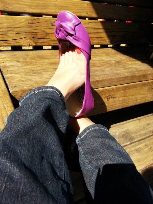 kayteasefeet:I was getting some glances while I fidgeted with my flats.