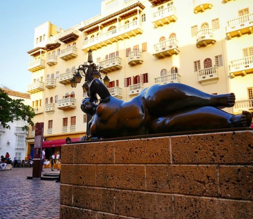 Santo Domingo&hellip;#cartagena #botero #plaza #statue #bronze #walkingcolombia #fatlady (at Car