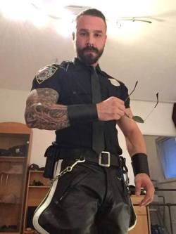 skinsluthh: avakrubber:  leatherarmysport: #LeatherArmySport  To see more hot guys: http://avakrubber.tumblr.com/archive  http://skinsluthh.tumblr.com 