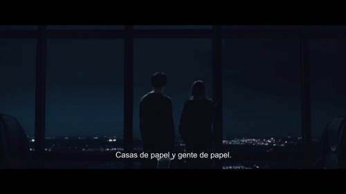 sara-herondale:  «Es una ciudad de papel. (…) Toda esa gente de papel que viven en sus casas de papel y queman el futuro para calentarse. Todos los chicos de papel bebiendo cerveza que algún imbécil les ha comprado en la tienda de papel. Todo el