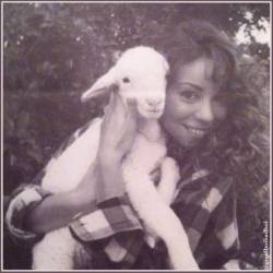 lilobinx:  babydoll-mc:Mariah and a lamb