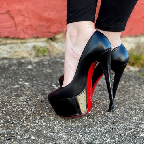 Those Red Soles #louboutinworld #louboutin #redsoles #redbottoms #victoria160 #louboutinheels #highh