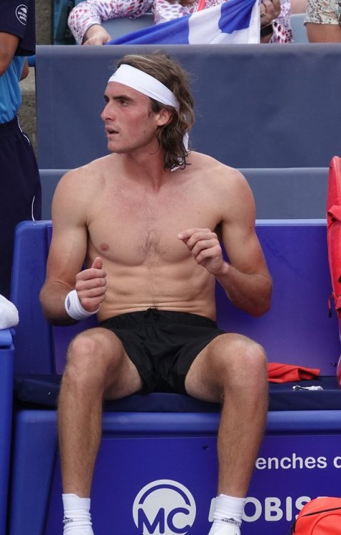 steftsitsifast: Sometimes we get a little sweaty - shirt change for Stef during his loss to Struff (