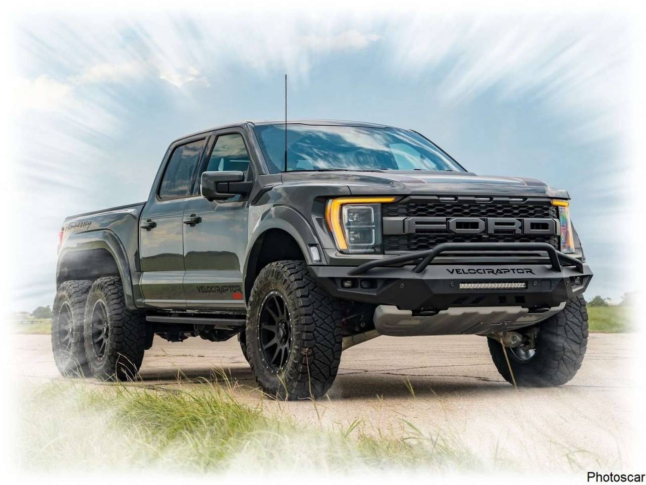 photos-car:Hennessey VelociRaptor 6x6 2022Hennessey VelociRaptor 6×6 2022Hennessey a ajouté un deuxième essieu et beaucoup de puissance à un Ford F-150 pour créer le VelociRaptor 6×6.Voici le dernier camion 6×6 de Hennessey : le nouveau VelociRaptor