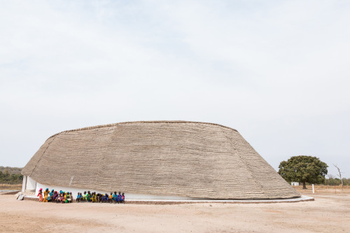 jeroenapers:Een school op het platteland van Senegal dat bestaat uit 3 ronde gebouwtjes. Het betreft