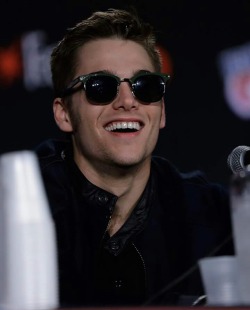 dirtysprayberry:  Day 1. Idol in sunglasses /30 idol Challenge